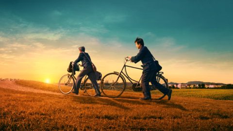 Sisi hufuata mfano wa Paulo na hufanya kazi kwa bidii kwa ajili ya Bwana, tukieneza injili na kumshuhudia Bwana, na tukiyalisha makanisa ya Bwana, kama vile Paulo tu: “Nimepigana vita vizuri, nimeutimiza mwendo wangu, nimeihifadhi imani” (2 Timotheo 4:7). Si huku ni kufuata mapenzi ya Mungu? Kutenda kwa njia hii kunamaanisha kuwa tunastahili kunyakuliwa na kuingia katika ufalme wa mbinguni, hivyo kwa nini tunapaswa kuikubali kazi ya Mungu ya hukumu na utakaso katika siku za mwisho kabla tuweze kuletwa katika ufalme wa mbinguni?