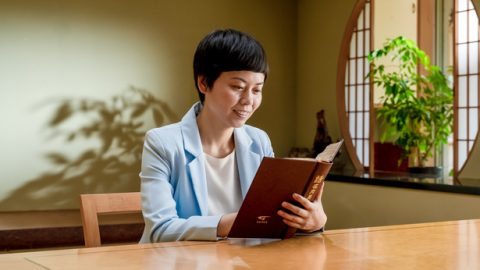 Nuru ya Mungu Huniongoza Kupitia Dhiki