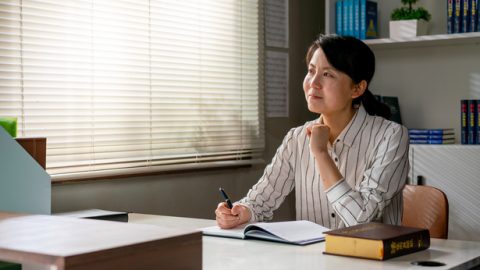 Buriani, Mtu Mwenye Kujipendekeza